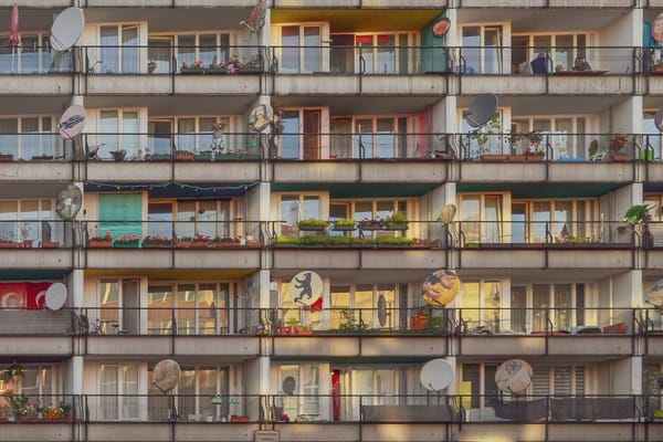 Eigentümergemeinschaft im Sommer: Was bei Hitze, Balkonien und der jährlichen Abrechnung wirklich zählt