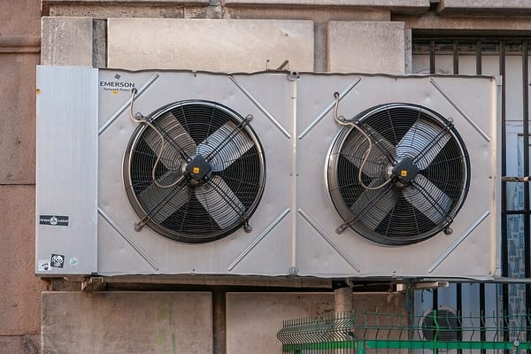 Klimaanlage nachrüsten in der Eigentumswohnung und Mietwohnung 2026: Was WEG-Recht, Mietrecht und Förderung erlauben