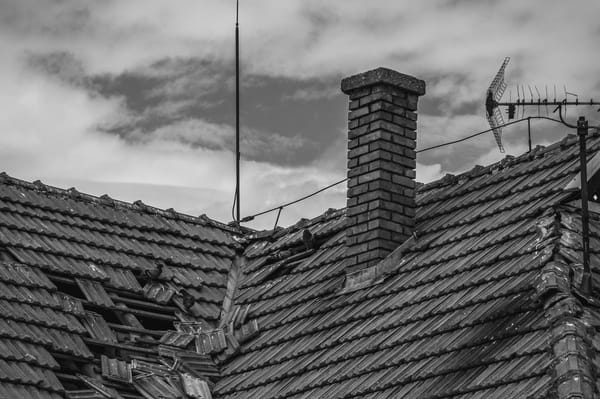 Sturm- und Hagelschäden am Dach 2026: Was die Wohngebäudeversicherung wirklich zahlt – und wo Hausbesitzer draufzahlen