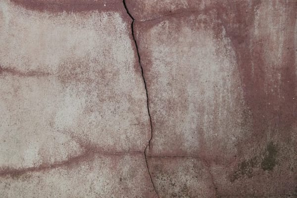 Trockenheit und Risse im Mauerwerk: Was die Wohngebäudeversicherung im Hitzesommer 2026 wirklich zahlt